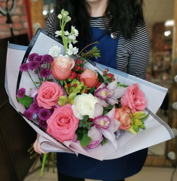 Дарите женщинам цветы,
Дарите робко или смело,
Дарите женщинам цветы
Всегда, по делу и без дела.
Дарите..