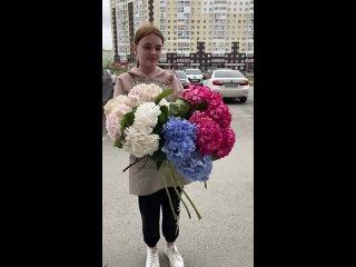И всё же гортензия - уникальный цветок! 

Поймать столько взглядов, создать целый букет одним образом,..