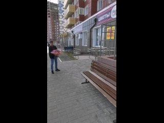 Дарите женщинам цветы,
Дарите робко или смело,
Дарите женщинам цветы
Всегда, по делу и без дела.
Дарите..