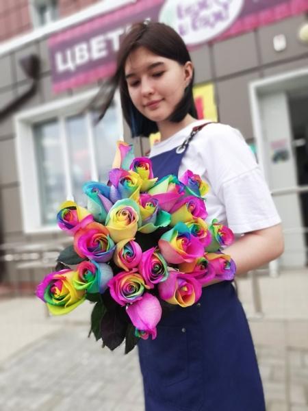 Яркость пышных радужных бутонов пленит! Прекрасные разноцветные розы можно рассматривать бесконечно долго..