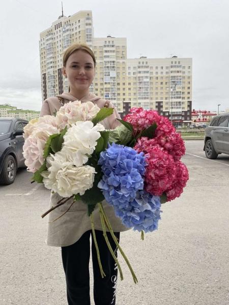 И всё же гортензия - уникальный цветок! 

Поймать столько взглядов, создать целый букет одним образом,..