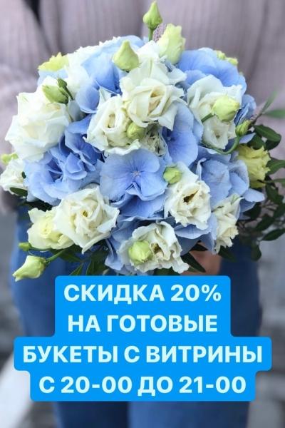 Теплый, будто светящийся изнутри, букет в изящной шляпной коробке, пронизывающий невероятным ароматом ..
