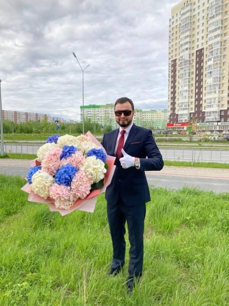 Есть хороший способ  красиво преподнести букет своей избраннице: закажите доставку цветов в то место, где..