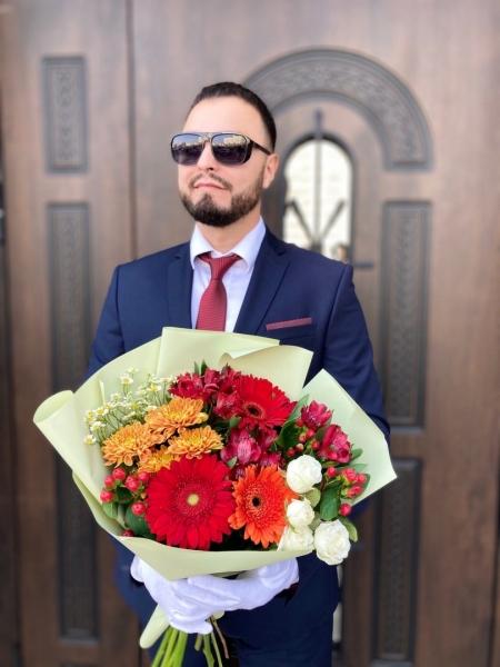 У августа особые приметы:то непогода, то тепло опять ...
Вы не печальтесь, что уходит лето, у осени своя есть..