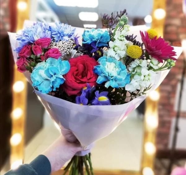 Сегодня отыскали новое сочетание оттенков и продолжаем лето с буйных красок сборного букета

Бери и Дари..
