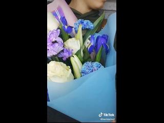 Цветы - лучший подарок и изысканный комплимент 

Даже один цветок - это знак внимания, симпатии или любви, а..