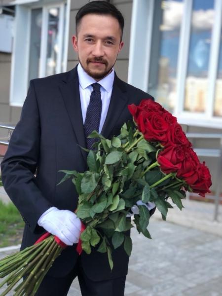 Знакомьтесь, наш курьер - Денис

Пробуждение, задает тон всему дню. Украсьте этот момент цветами!..