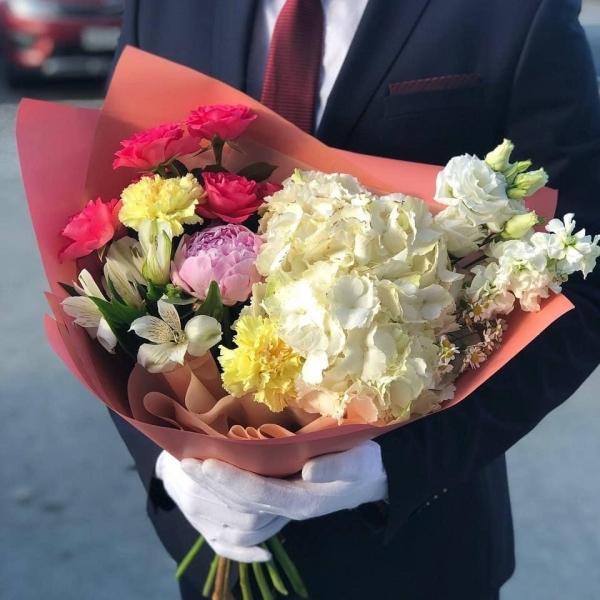 Немного о правилах цветочного этикета 

По случаю рождения ребенка женщине принято дарить розовые..