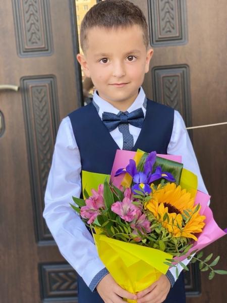 Радостный осенний день, наполненный улыбками и цветами, праздник для всех детей. Поздравляем с Днем..