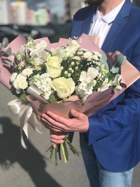 Зависит ли стойкость букета от входящих в состав цветов? 
 
Однозначно ответить на этот вопрос нельзя. Но..
