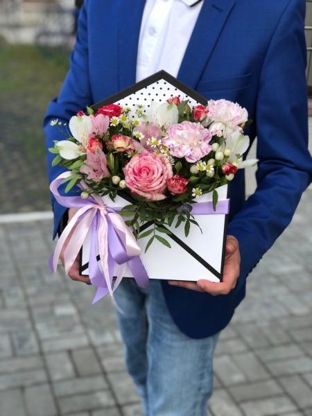 А счастье есть! Оно в минуте каждой,
В улыбке, взгляде, нежности... Во всем!
А счастье - жить сейчас, а не..