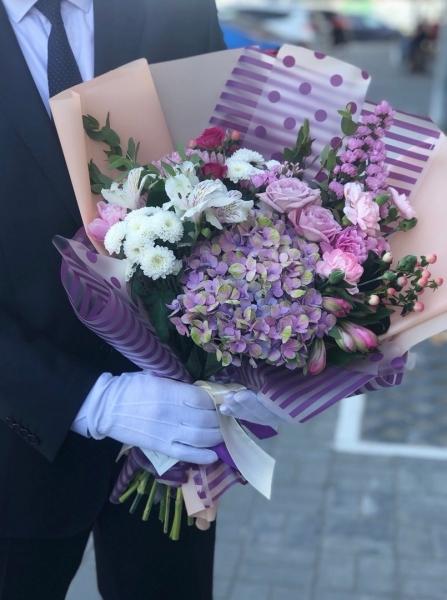 Любите этот день за то, что жить Вам в нём разрешено.  За то, что утро так красиво, за..