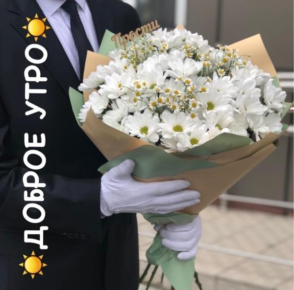 Любите этот день за то, что жить Вам в нём разрешено.  За то, что утро так красиво, за..