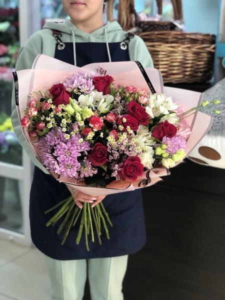 Тот случай, когда не надо беспокоиться, что у неё дома может не оказаться вазы для букета  Цветы в оазисе..