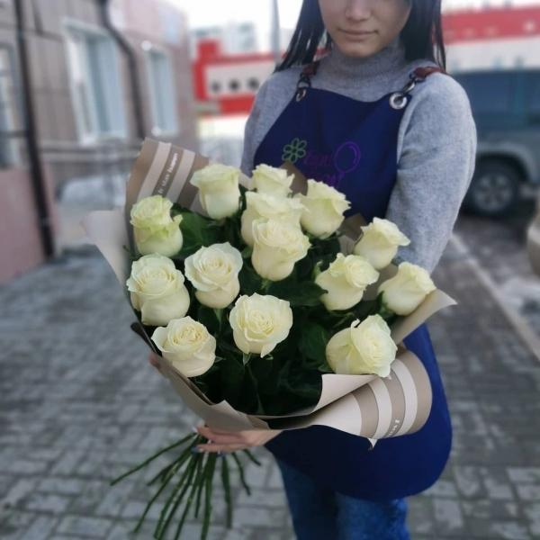 А вы когда-нибудь слышали про язык цветов? 

Например, белые розы символизируют чистоту, любовь и глубокое..