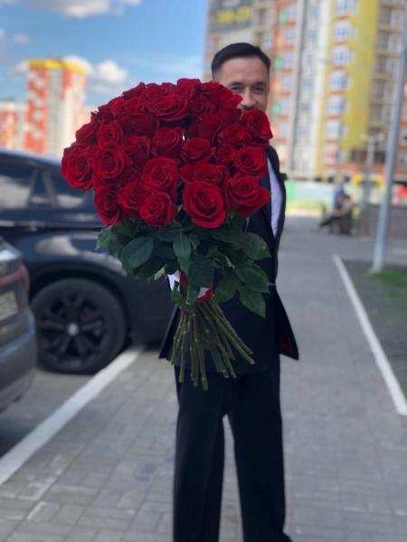 Красные цветы - это притяжение и страсть, огонь и необузданность

А уж красные розы - истинный символ..