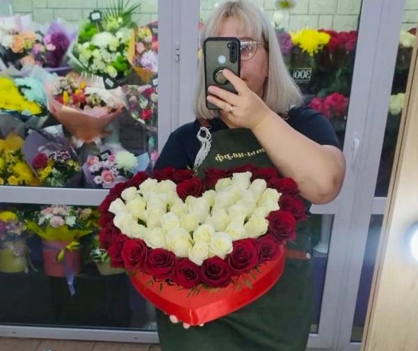 Вот такая Композиция в виде сердца  отправилась на доставку. 
Друзья для Вашего удобства в обоих..