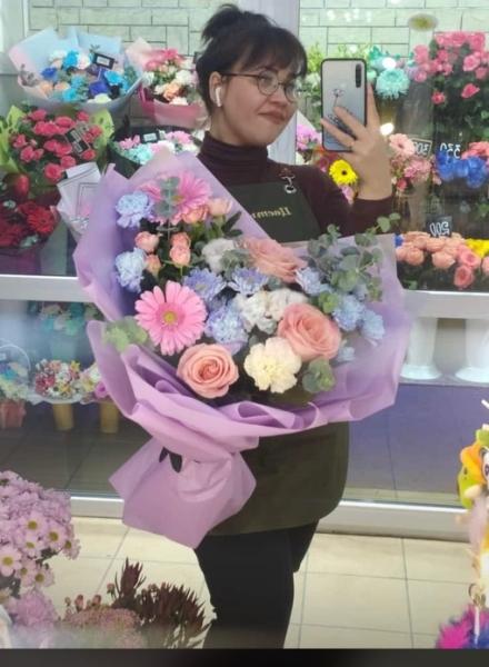 У нас есть все цветы, чтобы собрать любой букет.
Можете даже найти фото в интернете, отправить фото нам. Мы..