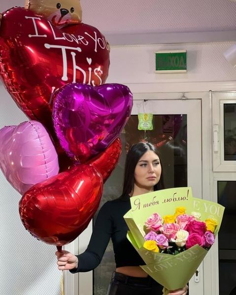 Букеты с надписями &laquo;Я ТЕБЯ ЛЮБЛЮ&raquo;. 
Фольгированное сердце  350  без..